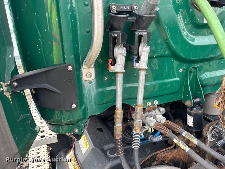 image for item YA2330 2017 Freightliner Cascadia 125 semi truck