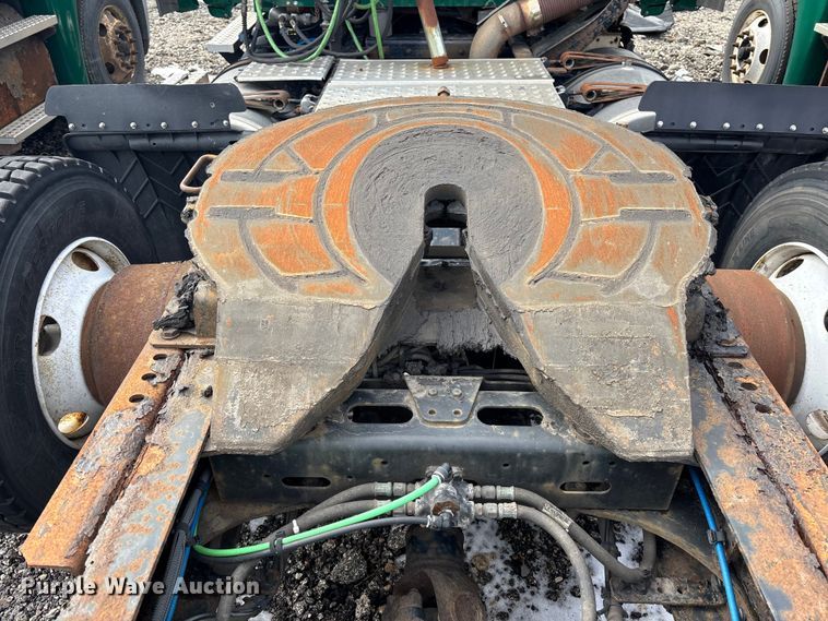 image for item YA2330 2017 Freightliner Cascadia 125 semi truck