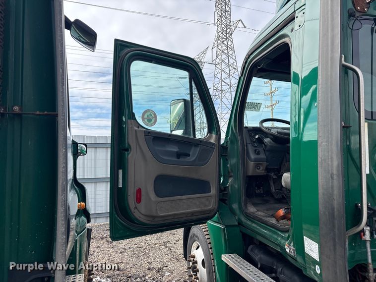 image for item YA2330 2017 Freightliner Cascadia 125 semi truck