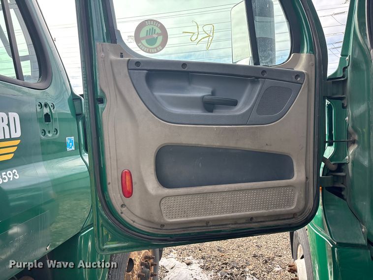 image for item YA2330 2017 Freightliner Cascadia 125 semi truck