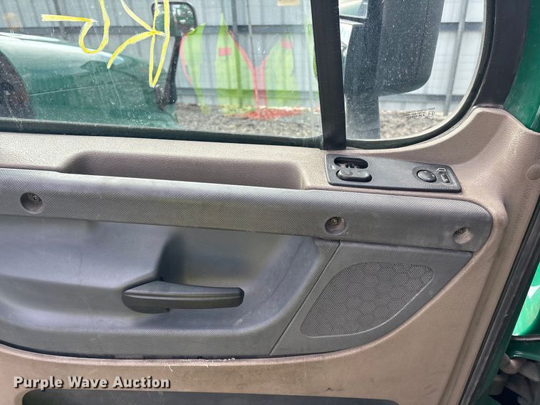 image for item YA2330 2017 Freightliner Cascadia 125 semi truck