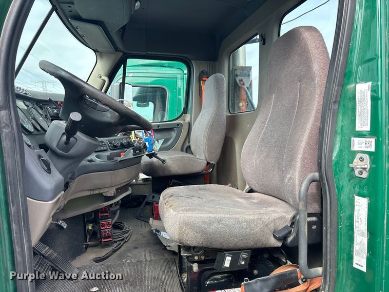 image for item YA2330 2017 Freightliner Cascadia 125 semi truck