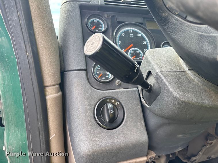 image for item YA2330 2017 Freightliner Cascadia 125 semi truck