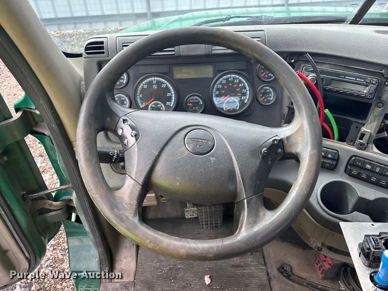 image for item YA2330 2017 Freightliner Cascadia 125 semi truck