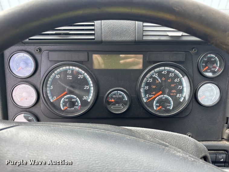 image for item YA2330 2017 Freightliner Cascadia 125 semi truck