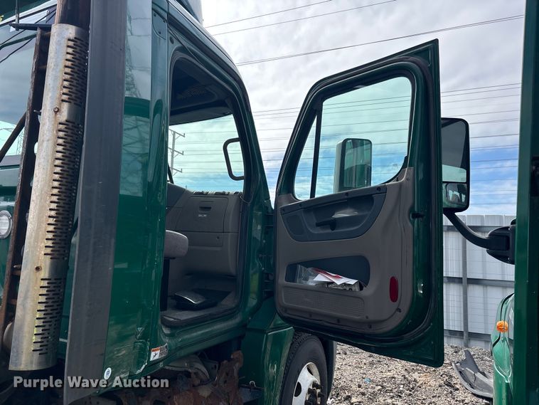 image for item YA2330 2017 Freightliner Cascadia 125 semi truck