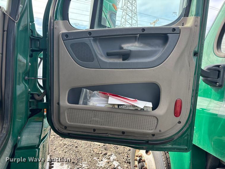 image for item YA2330 2017 Freightliner Cascadia 125 semi truck