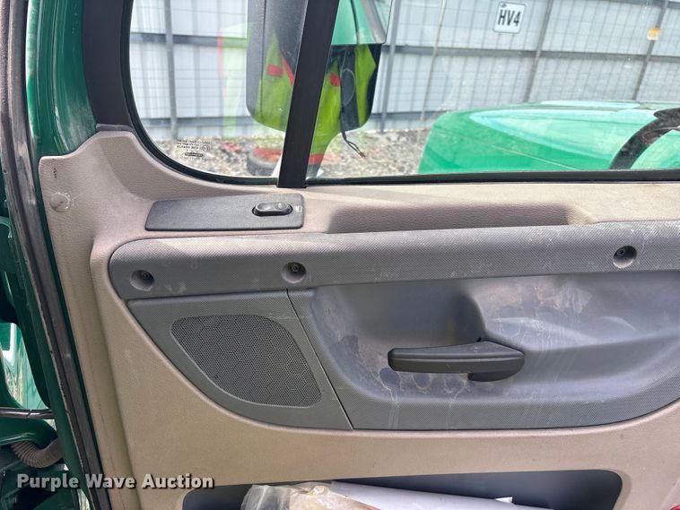 image for item YA2330 2017 Freightliner Cascadia 125 semi truck