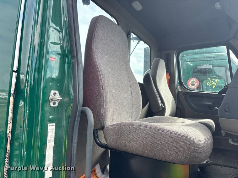 image for item YA2330 2017 Freightliner Cascadia 125 semi truck