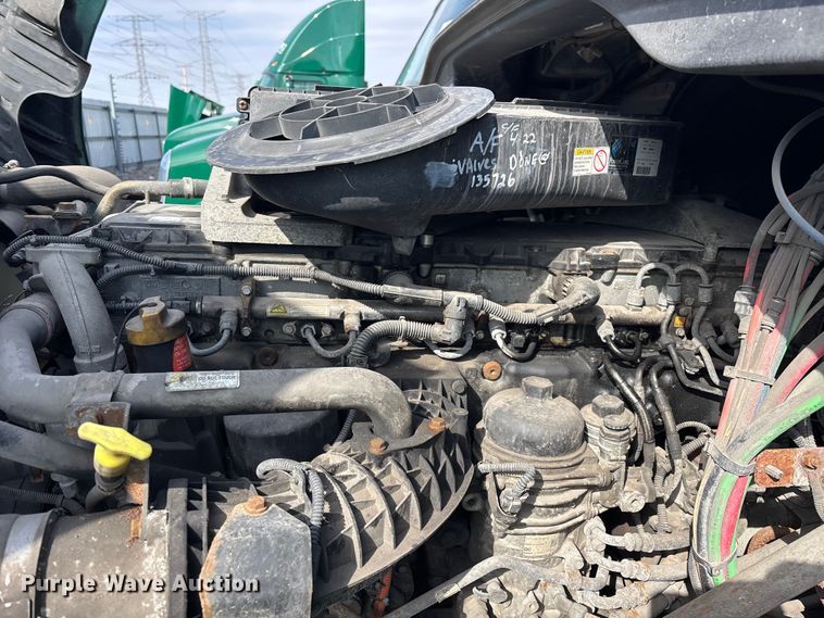 image for item YA2330 2017 Freightliner Cascadia 125 semi truck