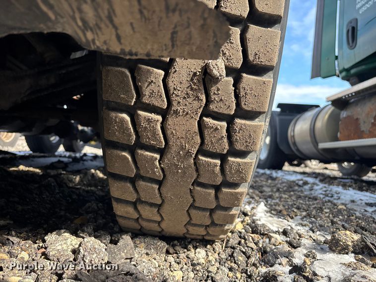 image for item YA2330 2017 Freightliner Cascadia 125 semi truck