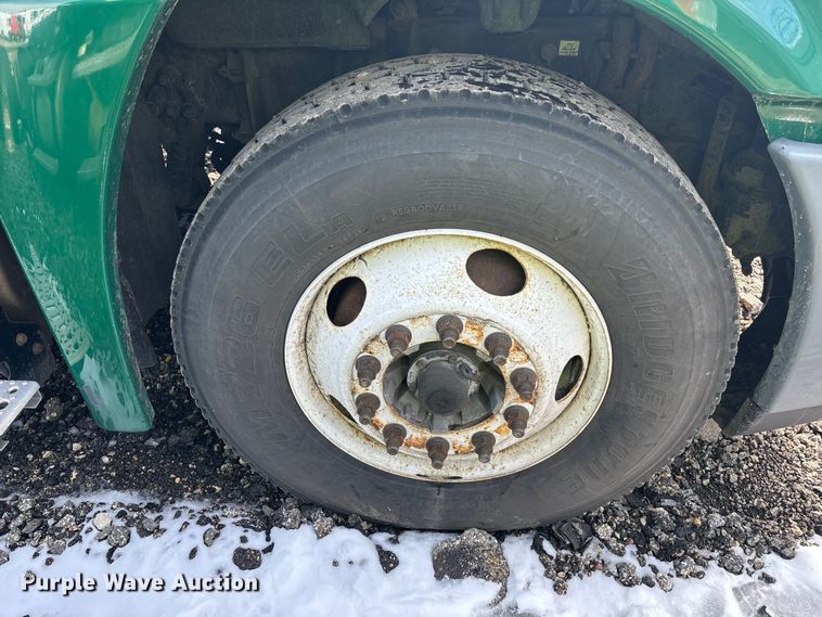 image for item YA2330 2017 Freightliner Cascadia 125 semi truck