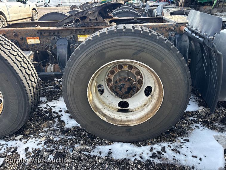 image for item YA2330 2017 Freightliner Cascadia 125 semi truck