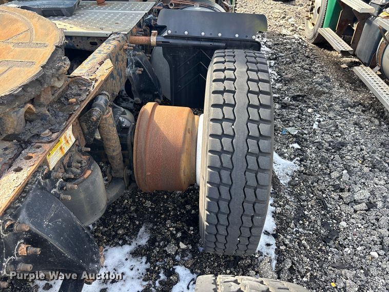 image for item YA2330 2017 Freightliner Cascadia 125 semi truck