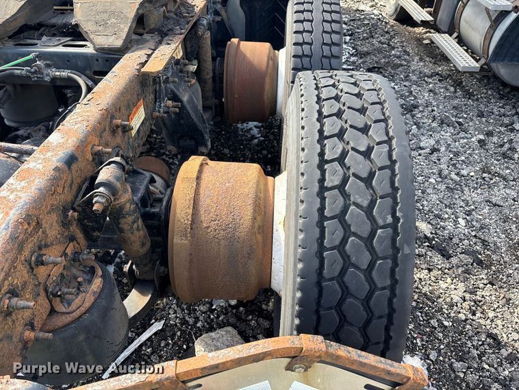 image for item YA2330 2017 Freightliner Cascadia 125 semi truck