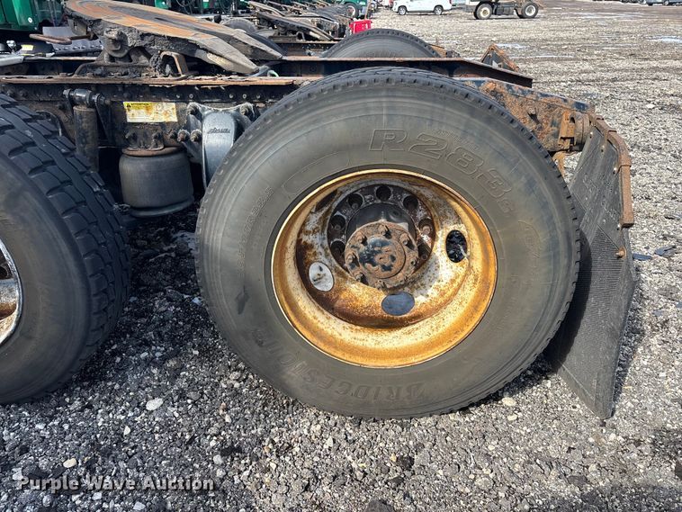 image for item YA2330 2017 Freightliner Cascadia 125 semi truck