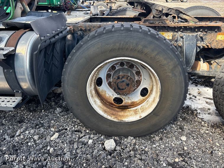 image for item YA2330 2017 Freightliner Cascadia 125 semi truck