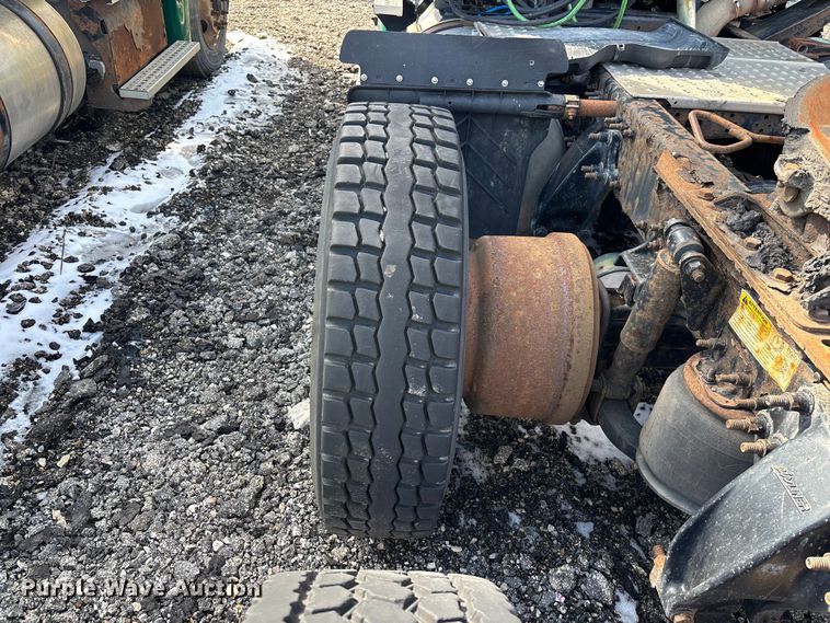 image for item YA2330 2017 Freightliner Cascadia 125 semi truck