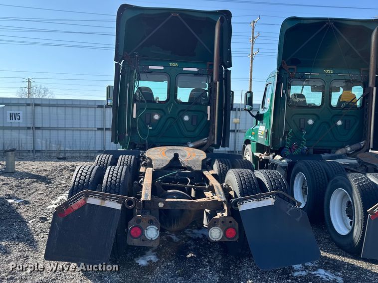 image for item YA2331 2017 Freightliner Cascadia 125 semi truck