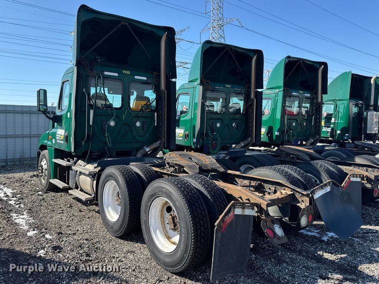 image for item YA2331 2017 Freightliner Cascadia 125 semi truck