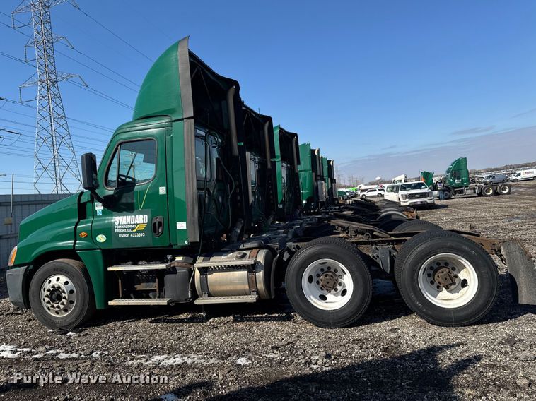 image for item YA2331 2017 Freightliner Cascadia 125 semi truck