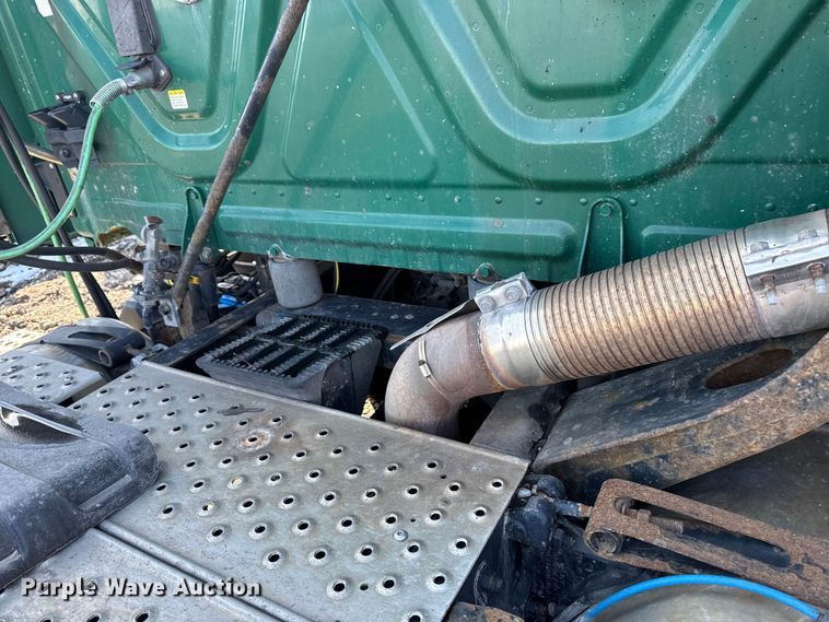 image for item YA2331 2017 Freightliner Cascadia 125 semi truck