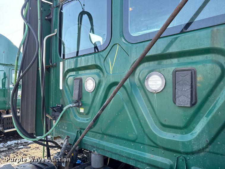 image for item YA2331 2017 Freightliner Cascadia 125 semi truck