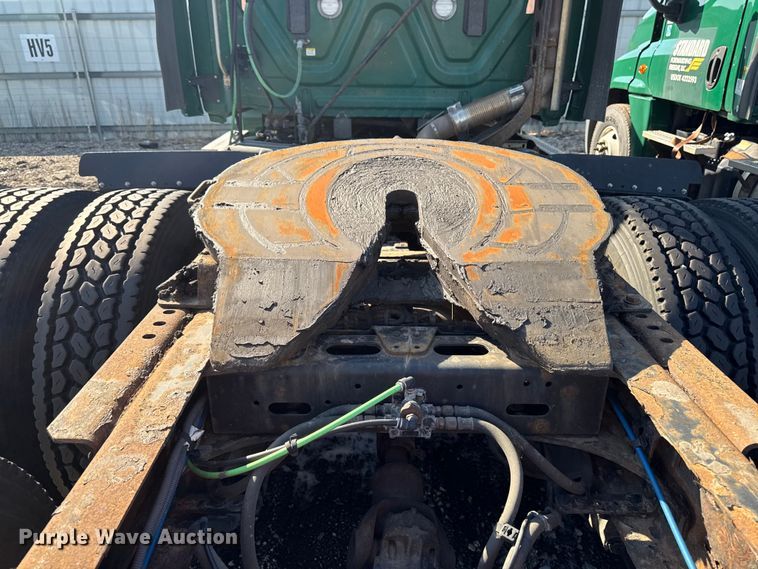 image for item YA2331 2017 Freightliner Cascadia 125 semi truck