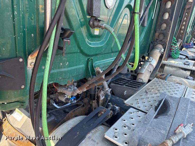 image for item YA2331 2017 Freightliner Cascadia 125 semi truck