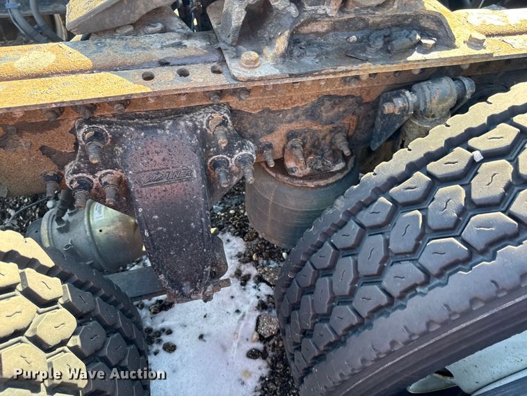 image for item YA2331 2017 Freightliner Cascadia 125 semi truck