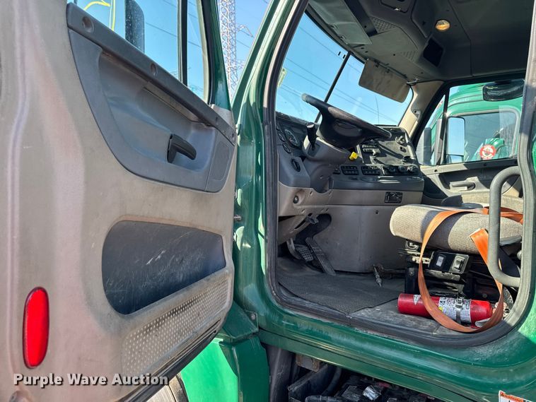 image for item YA2331 2017 Freightliner Cascadia 125 semi truck