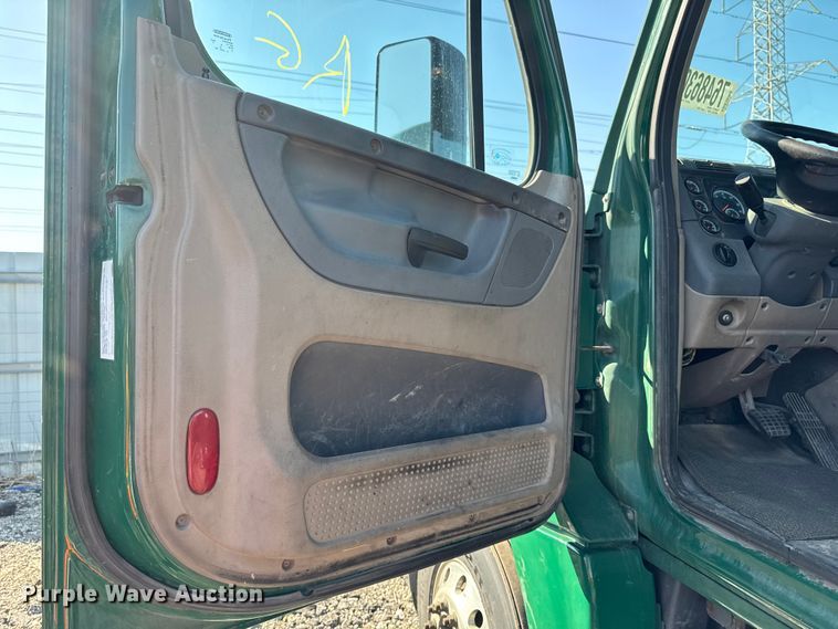 image for item YA2331 2017 Freightliner Cascadia 125 semi truck