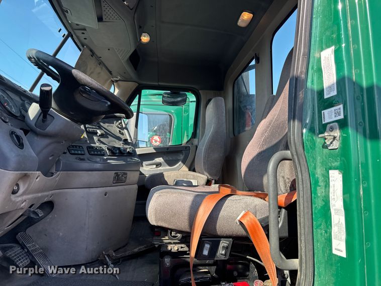 image for item YA2331 2017 Freightliner Cascadia 125 semi truck