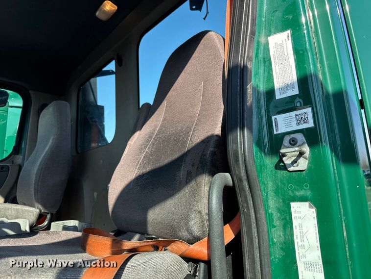 image for item YA2331 2017 Freightliner Cascadia 125 semi truck