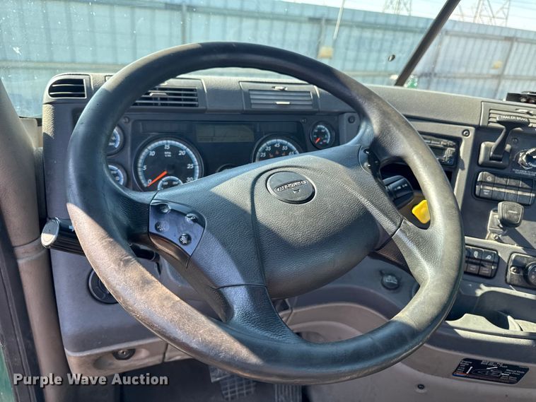 image for item YA2331 2017 Freightliner Cascadia 125 semi truck