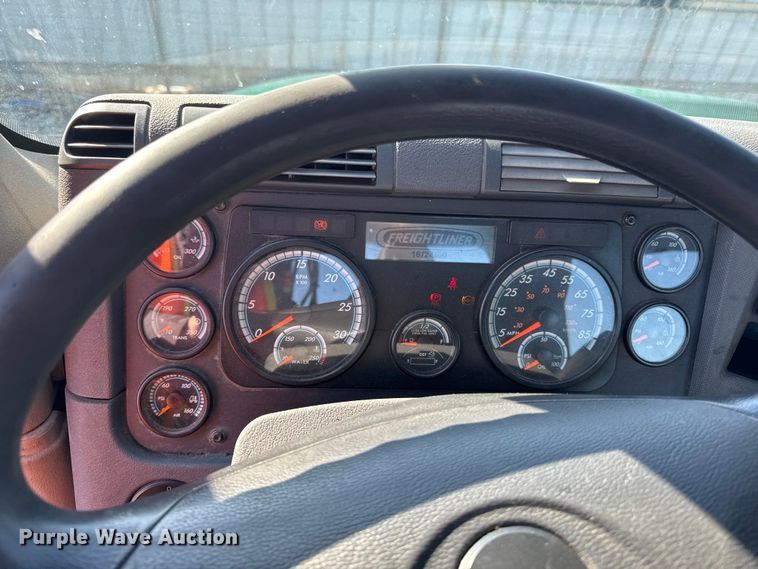 image for item YA2331 2017 Freightliner Cascadia 125 semi truck