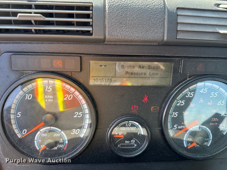 image for item YA2331 2017 Freightliner Cascadia 125 semi truck