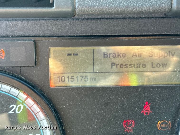 image for item YA2331 2017 Freightliner Cascadia 125 semi truck