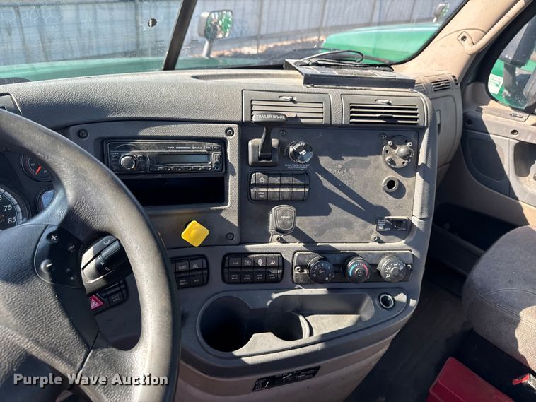 image for item YA2331 2017 Freightliner Cascadia 125 semi truck