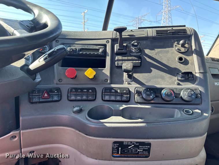 image for item YA2331 2017 Freightliner Cascadia 125 semi truck