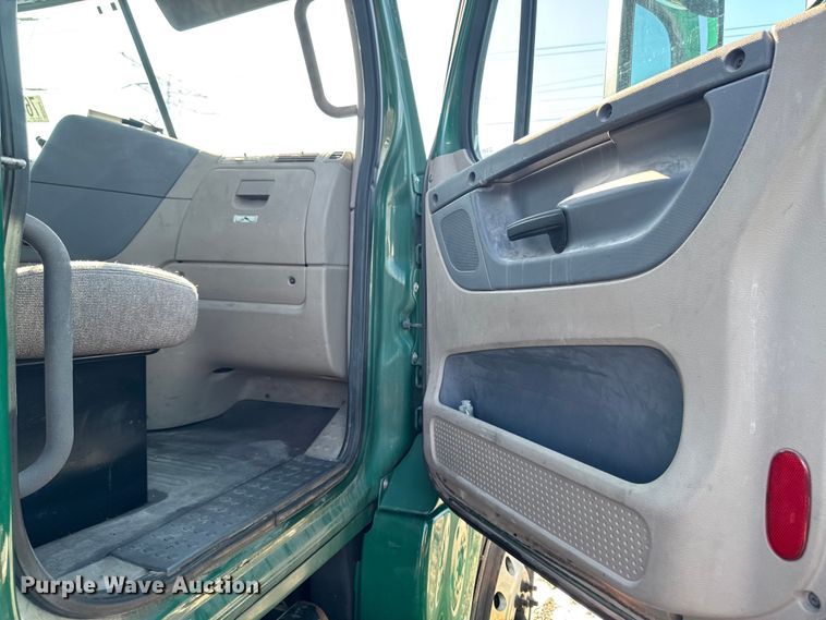 image for item YA2331 2017 Freightliner Cascadia 125 semi truck