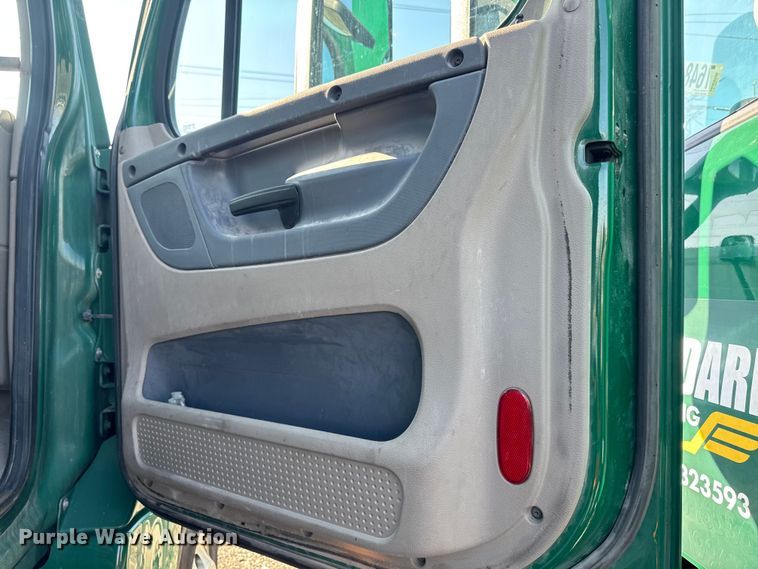 image for item YA2331 2017 Freightliner Cascadia 125 semi truck