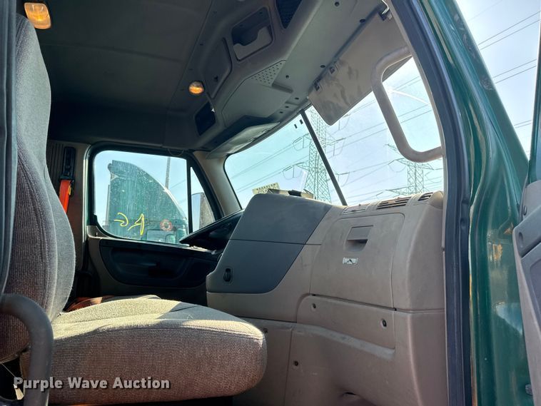 image for item YA2331 2017 Freightliner Cascadia 125 semi truck