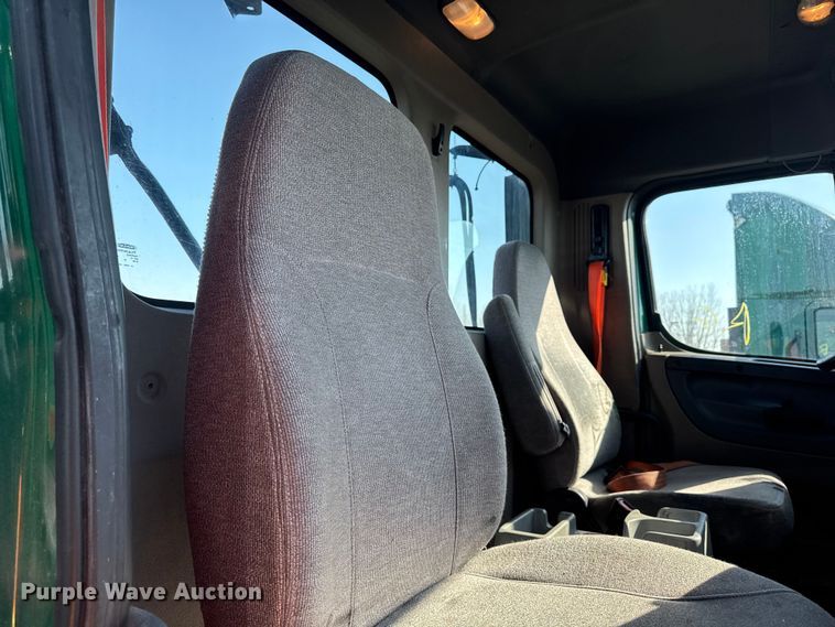 image for item YA2331 2017 Freightliner Cascadia 125 semi truck