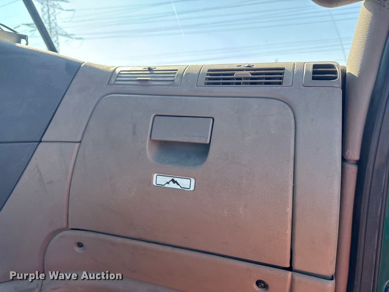 image for item YA2331 2017 Freightliner Cascadia 125 semi truck