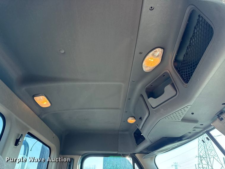 image for item YA2331 2017 Freightliner Cascadia 125 semi truck