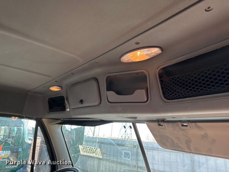 image for item YA2331 2017 Freightliner Cascadia 125 semi truck