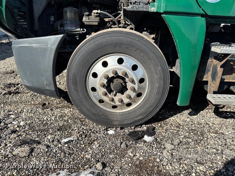 image for item YA2331 2017 Freightliner Cascadia 125 semi truck