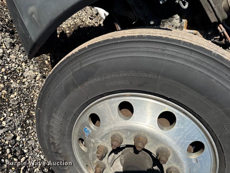 image for item YA2331 2017 Freightliner Cascadia 125 semi truck