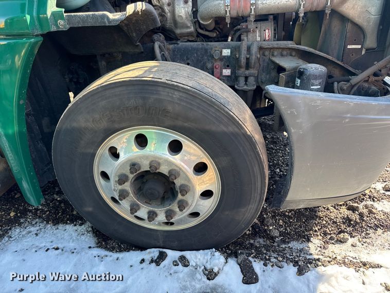 image for item YA2331 2017 Freightliner Cascadia 125 semi truck